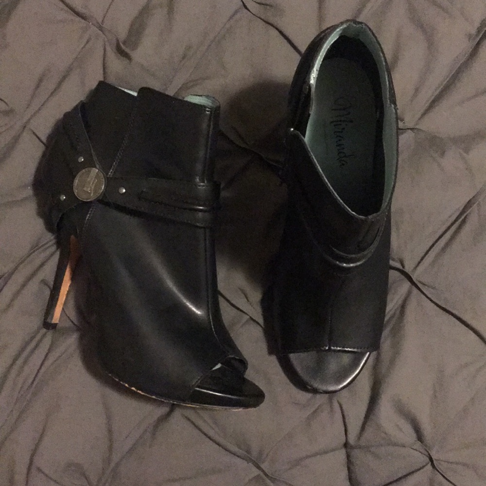 MIRANDA LAMBERT open toed shoes